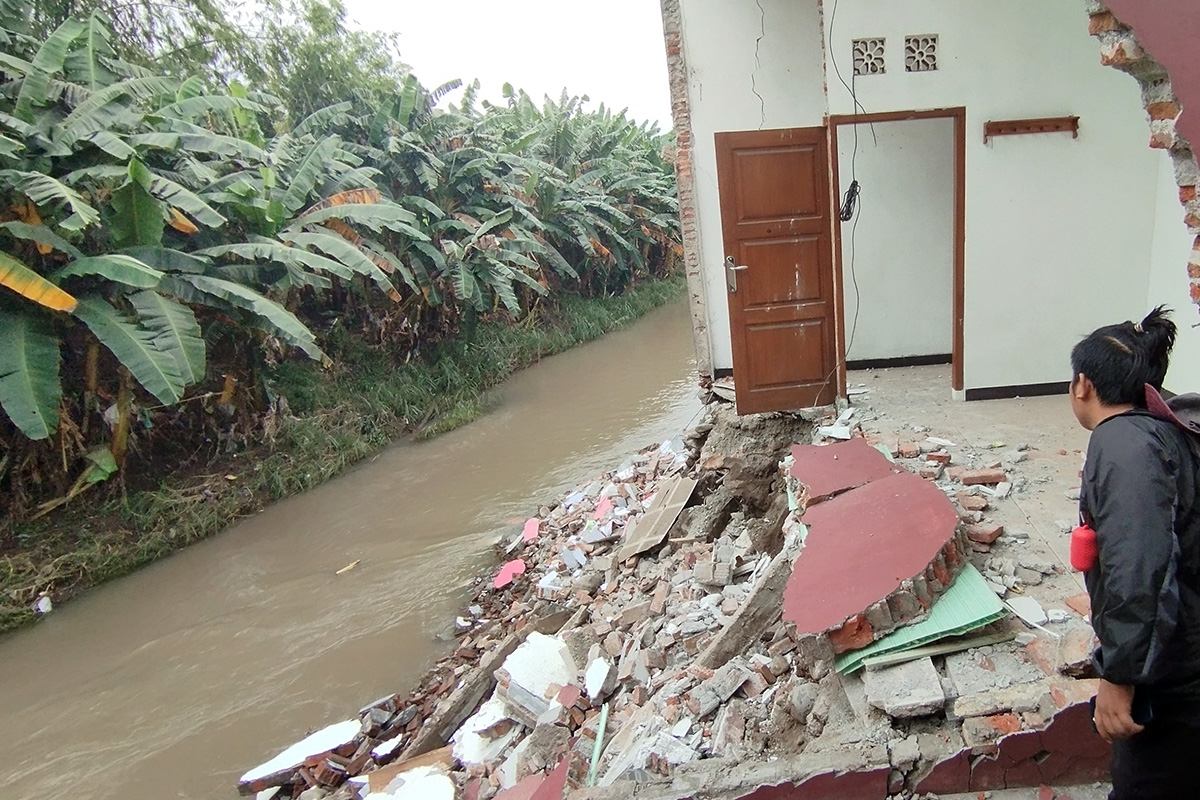 LONGSOR: Kondisi bagian belakang tiga ruko yang berada di pinggir Sungai Kertosono, Jalan Gus Dur di Kelurahan Sidomukti, Kraksaan, Jumat (23/1).
