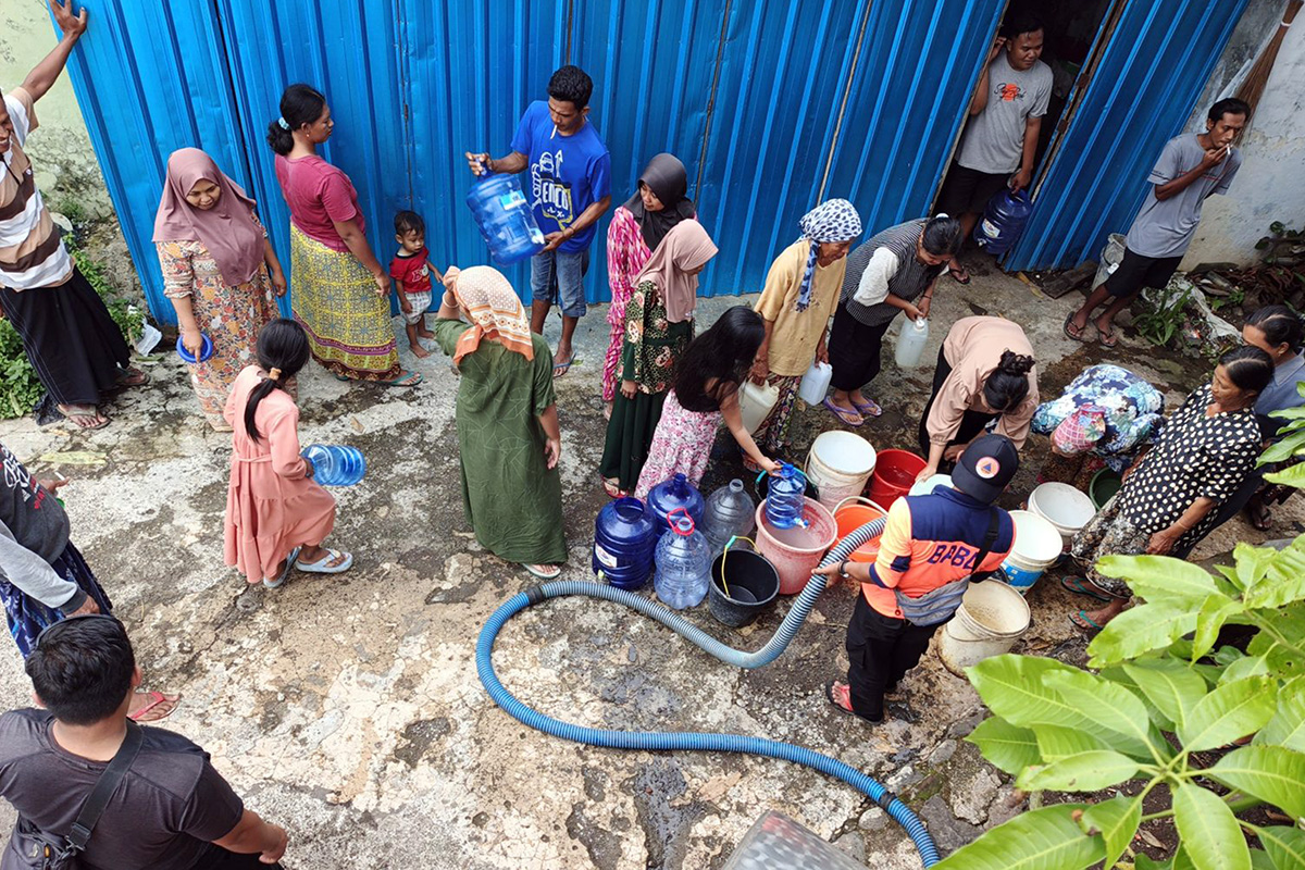 DIBANTU AIR BERSIH: Warga terdampak banjir di Dusun Krajan, Desa Jatiurip dan Dusun Sumber Banger, Desa Opo-Opo, Kecamatan Krejengan, mendapat droping air bersih dari BPBD Kabupaten Probolinggo, (22/1