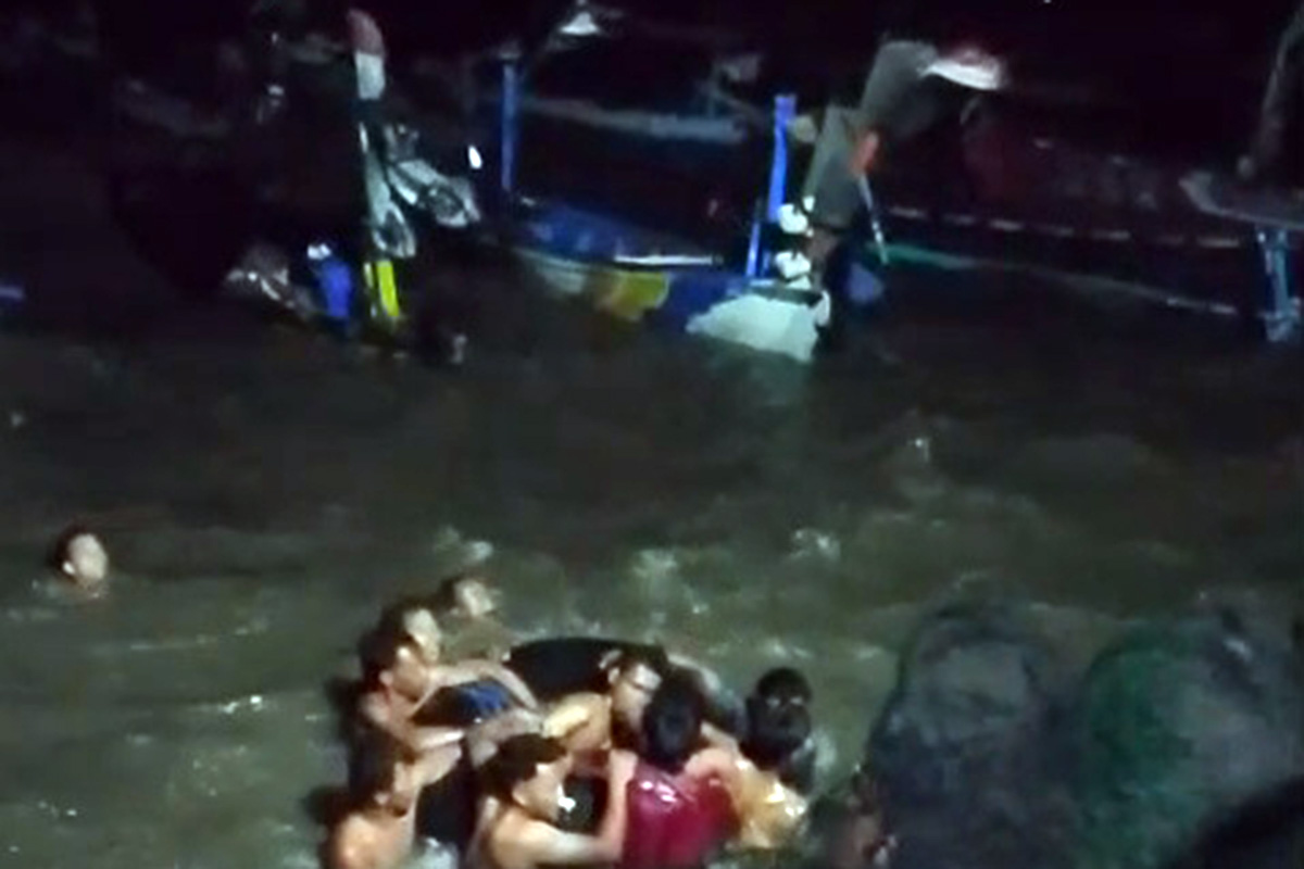 SELAMAT: Muhammad, 30, warga Lekok, Kabupaten Pasuruan, berhasil diselamatkan sejumlah nelayan Kamis (22/1) dini hari saat tubuhnya terseret ombak ke tengah laut.