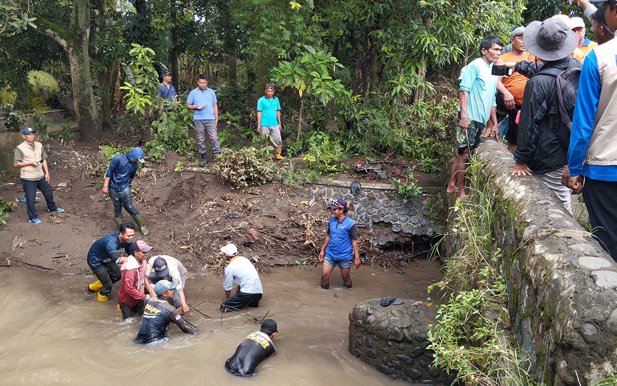 Sejumlah petugas dibantu warga bersih-bersih sungai dan sempadan di Krejengan, Kabupaten Probolinggo usai sejumlah wilayah setempat direndam banjir. (Agus Faiz Musleh/ Radar Bromo)