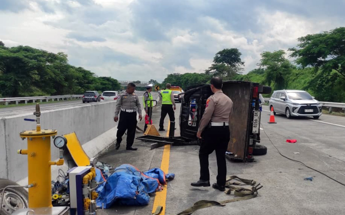 Kondisi pikap yang terguling di tol Pandaan-Malang, (22/1). (Istimewa)