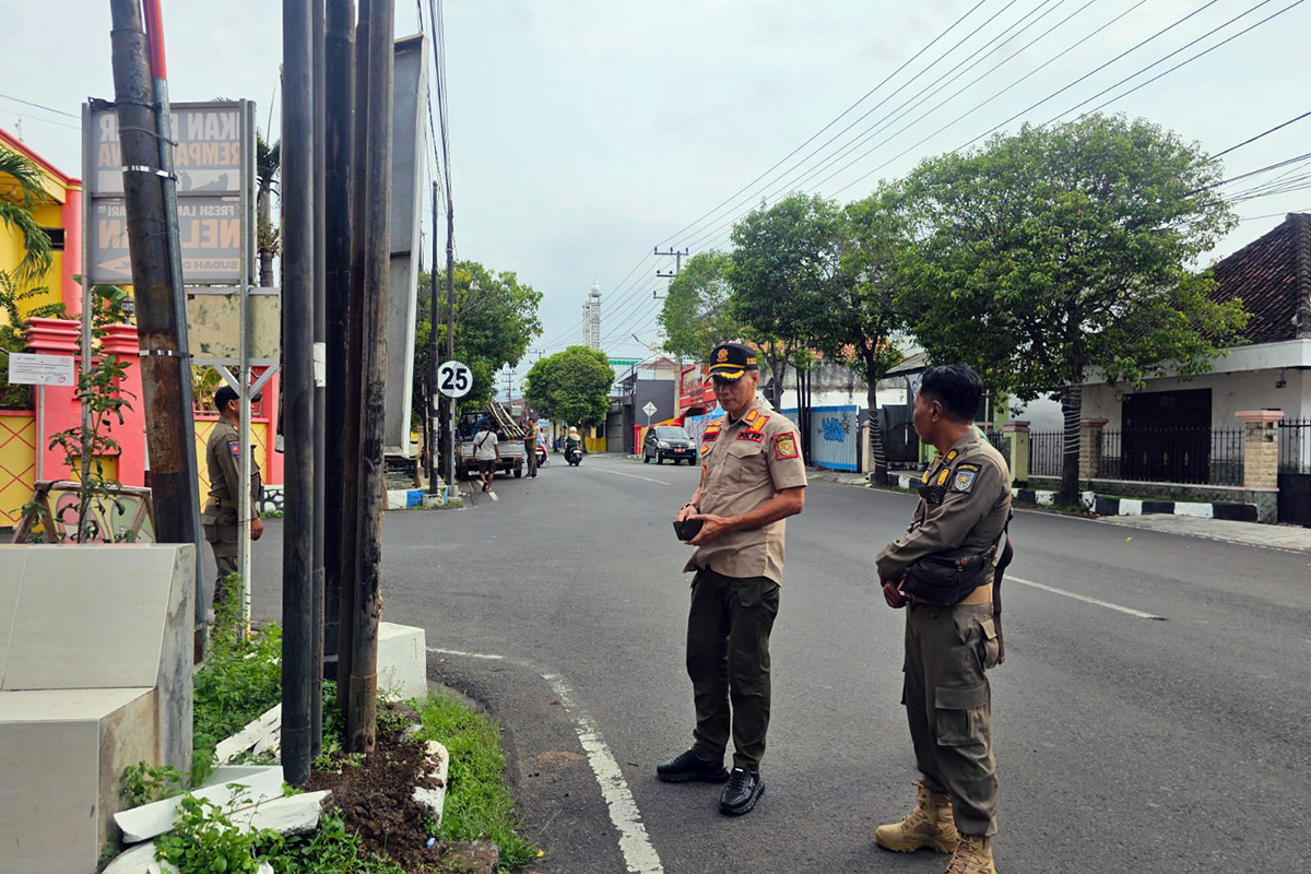 DITERTIBKAN: Petugas Satpol PP Kota Probolinggo saat menertibkan tiang wifi tak berizin di Jalan Panjaitan, Kota Probolinggo.