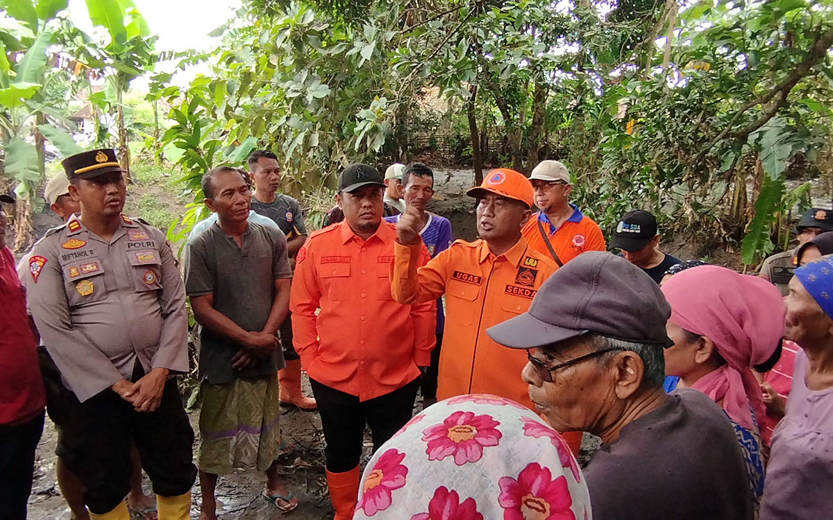 Sekda Pemkab Probolinggo Ugas (topi oranye) dan Wabup Fahmi AHZ (topi hitam) saat meninjau kawasan banjir di Krejengan, Kamis (22/1).
