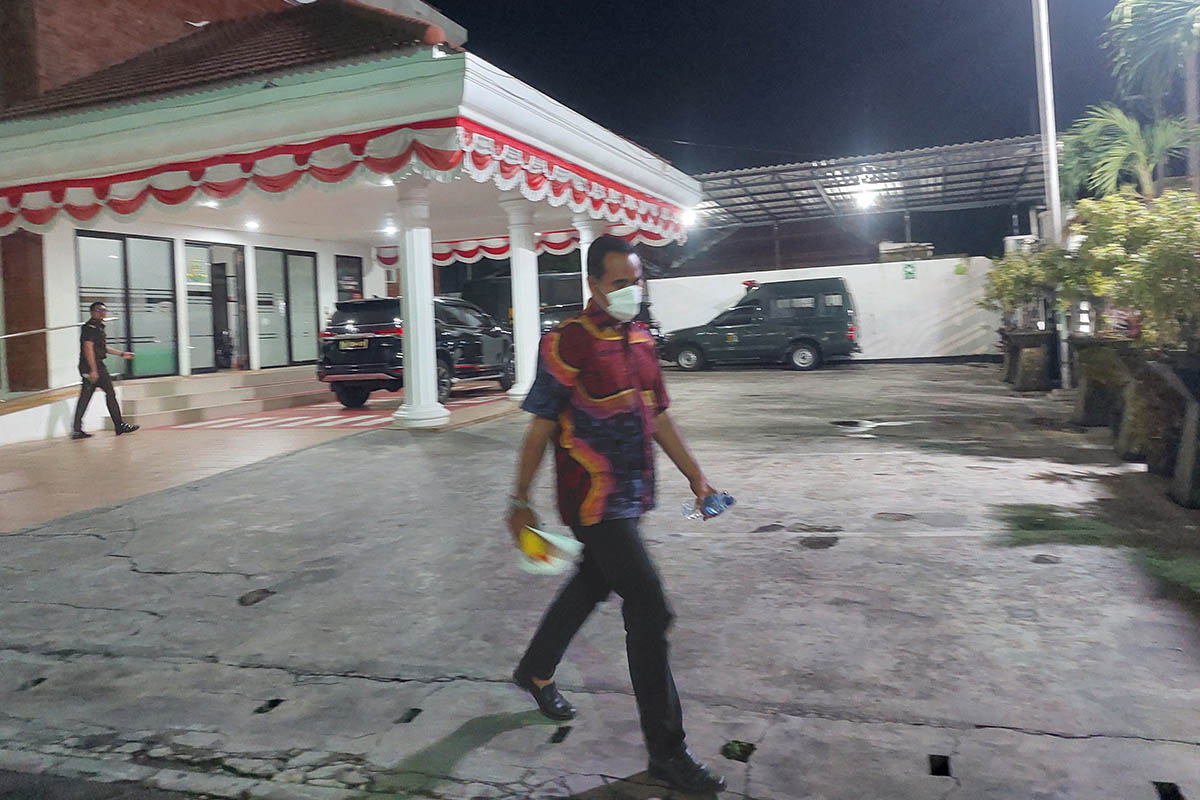 HARI BERGANTI: Rahadian Juniardi mantan ketua KONI Kota Probolinggo periode 2022-2025, keluar dari kantor Kejari Kota Probolinggo sekitar pukul 00.00 setelah diperik