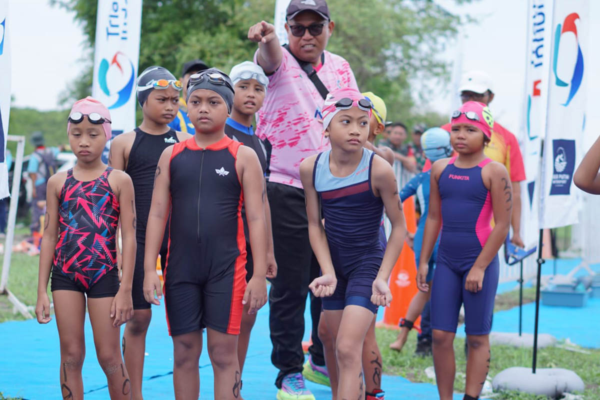 Khansa Nabila (kiri) saat tampil di ajang Aquathlon di Situbondo.
