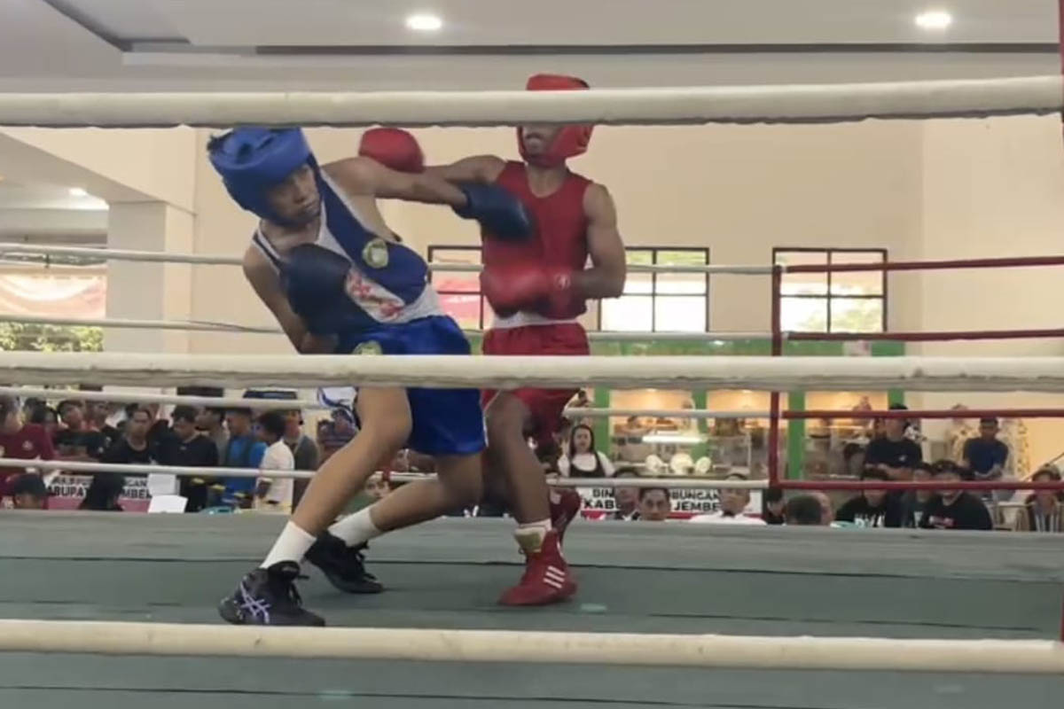 AMATIR: Abdullah Mubarok (biru) saat tampil di nomor 57 kilogram youth putra Jember Fighting Competetion. Ia meraih emas