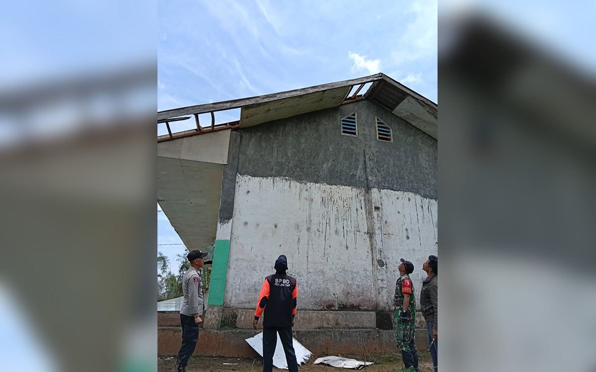 ASESMEN: Petugas BPBD Kabupaten Probolinggo melakukan asesmen di SDN II Sapih, Sabtu (24/1) setelah sekolah itu diterpa angin kencang.