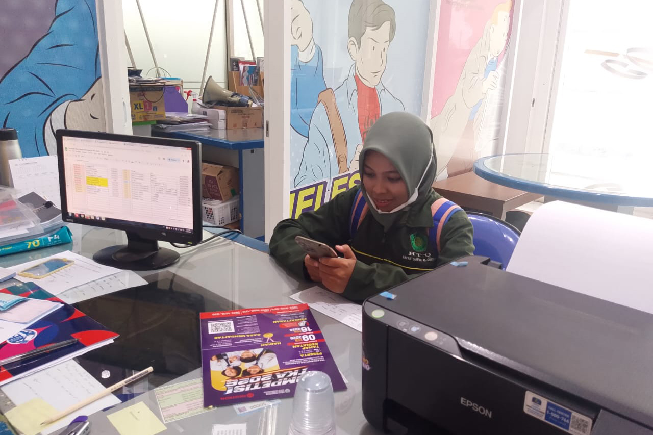 MENDAFTAR: Seorang guru mendaftarkan muridnya untuk berkompetisi dalam TKA 2026.