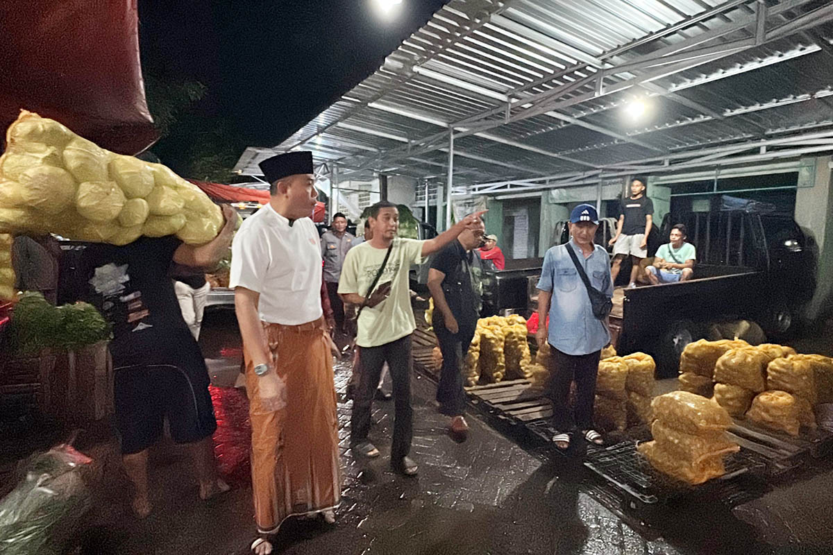 TINJAU: Kepala Dinas Koperasi, UKM, Perindustrian dan Perdagangan, Taufikhul Ghony saat memantau langsung Pasar Sayur Gempol. Ia menemukan, pasar setempat mencatatkan PAD yang positif.