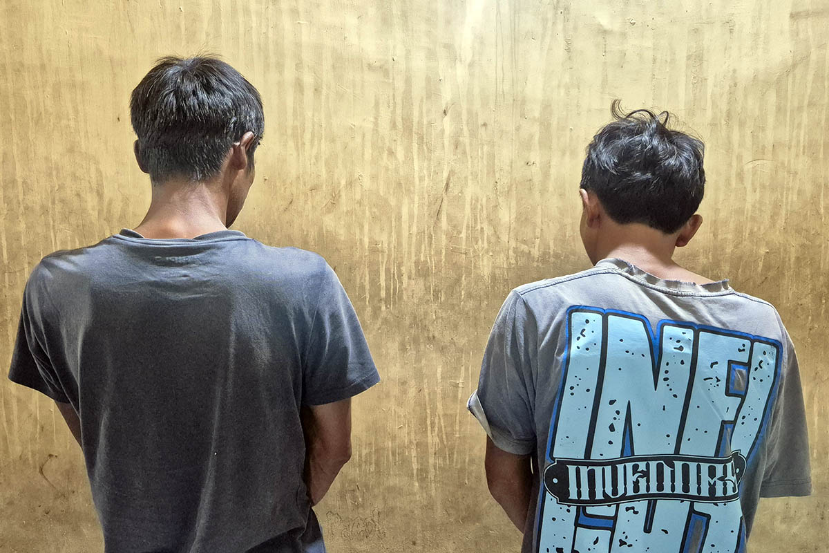 DITANGKAP: J, 43, dan M, 51 saat diamankan polisi. Keduanya diringkus, usai diduga hendak mengantar sabu-sabu ke pemesan.