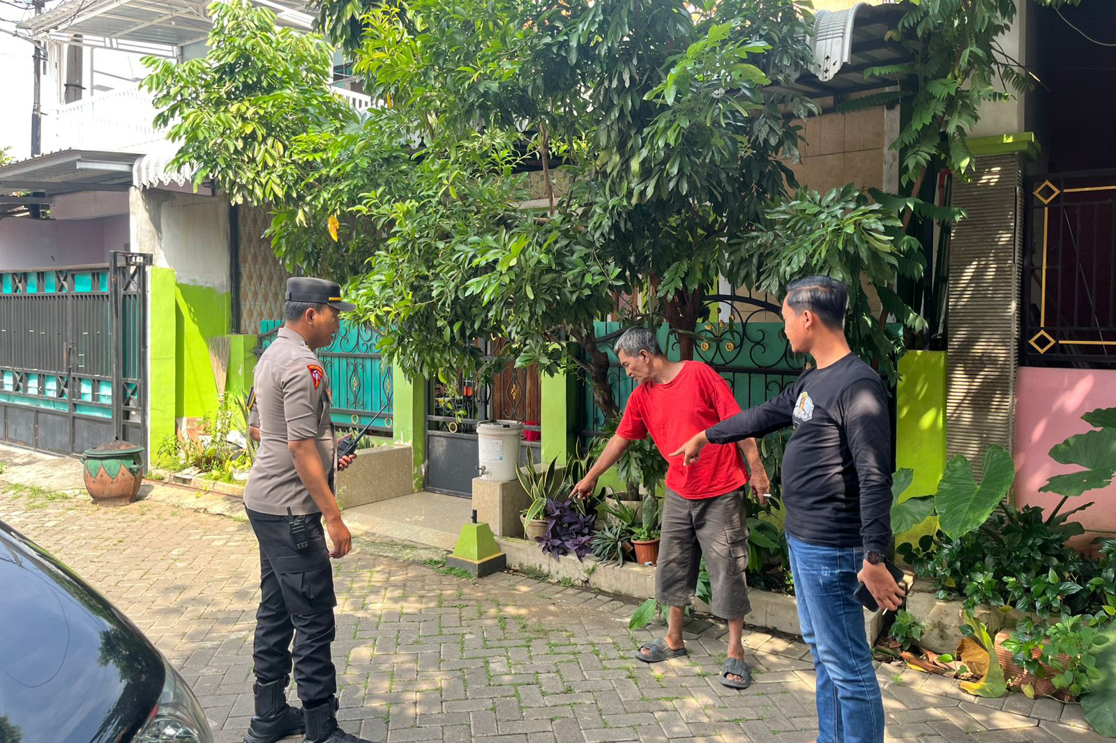 OLAH TKP: Sejumlah anggota Polres Pasuruan melakukan olah TKP penggelapan motor milik Munir Al Amri.