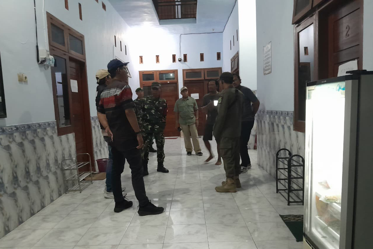 JAGA KETERTIBAN: Tim Forkopimca Purworejo, Kota Pasuruan, melakukan razia sejumlah indekos, Sabtu (24/1) malam.
