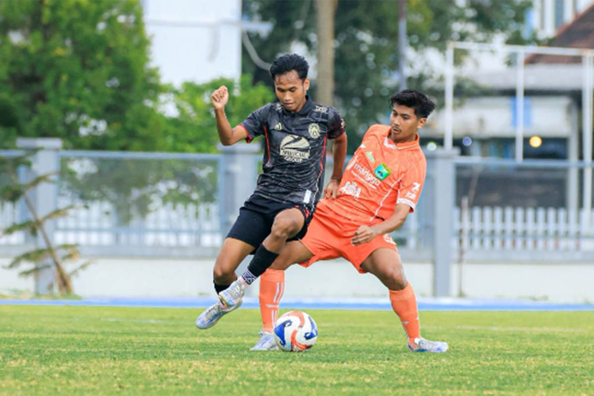 TANGGUH: Pemain Persekabpas berduel dengan pemain Persiba. Kedua tim akhirnya lolos ke babak perempat final.