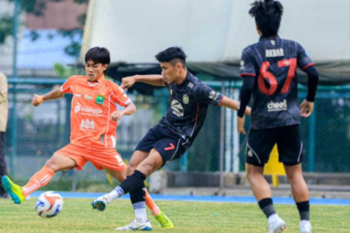 DIKAWAL KETAT: Winger Persekabpas Edy Wardan (oranye) berjibaku merebut bola dari pemain Persiba Bantul di lapangan Pasiran, Minggu (25/1) sore. Persekabpas akhirnya lolos ke perempat final dengan sta