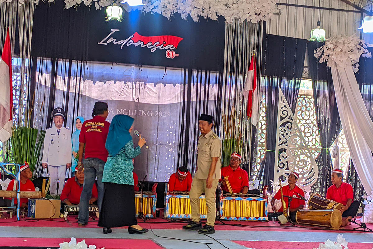 PERTUNJUKAN: Kepala Desa Nguling, Edi Suyitno saat tampil dalam pagelaran seni musik Kentong Janger. Ia merupakan salah satu orang yang berusaha untuk mengangkat kembali kesenian ini.