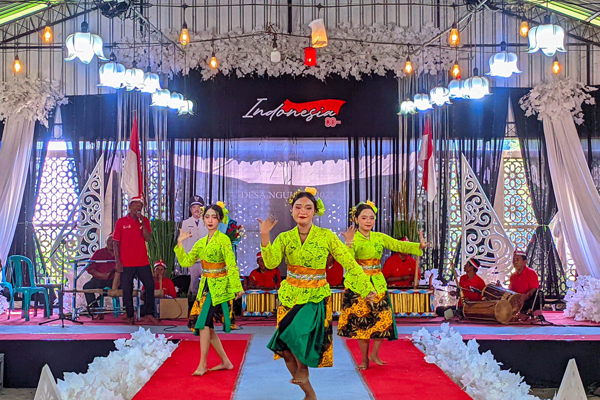 LINCAH: Penari musik tradisional Kentong Janger yang menunjukkan kebolehannya dalam sebuah acara Desa Nguling beberapa waktu lalu.