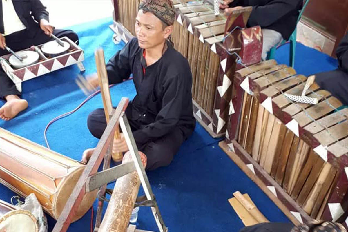 BAMBU: Para pemain musik Kentong Janger yang memainkan alat musik yang rata-rata terbuat dari bambu.