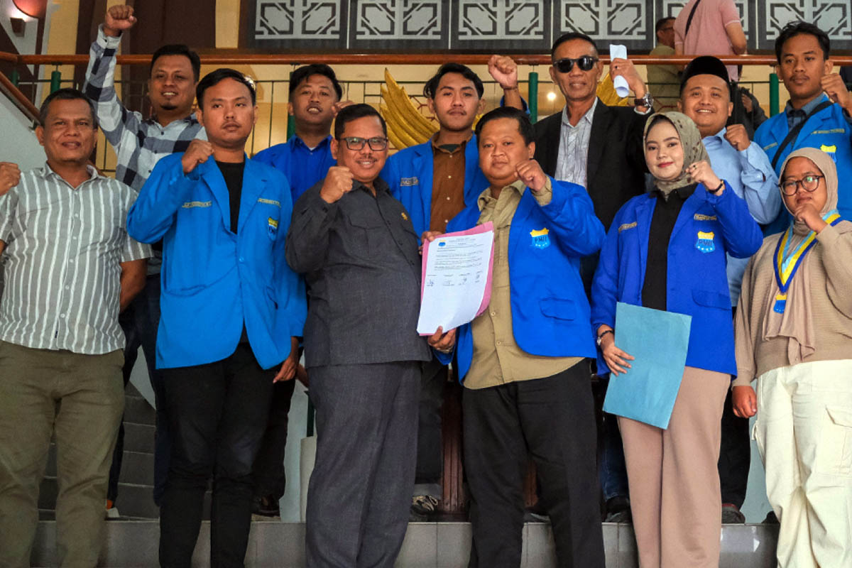 SERAP ASPIRASI: Menerima audiensi dari mahasiswa yang tergabung dalam Pergerakan Mahasiswa Islam Indonesia (PMII)&nbsp;. Audiensi sebagai bagian dari tugas DPRD sebagai penyalur aspirasi publik.