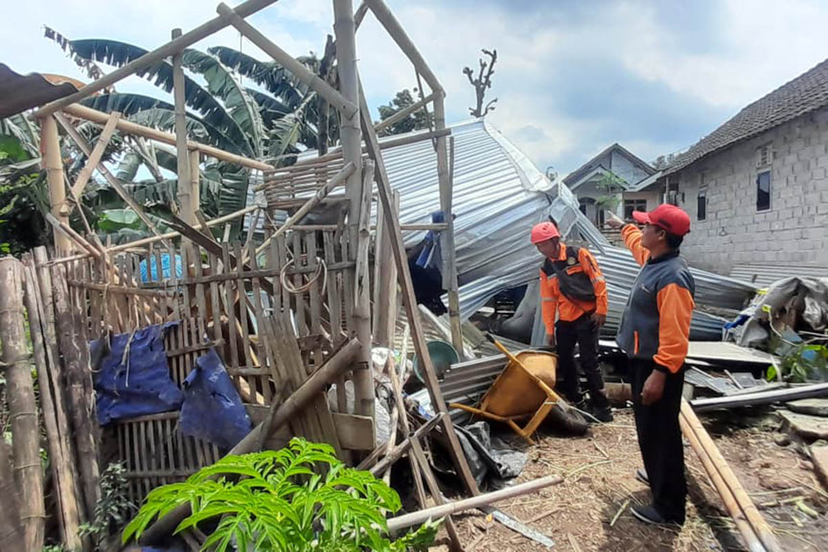 RUSAK: Rumah warga yang disapu puting beliung. Hal itu, membuat atap rumah porak-poranda. Tercatat, ada 14 rumah yang mengalami kerusakan.