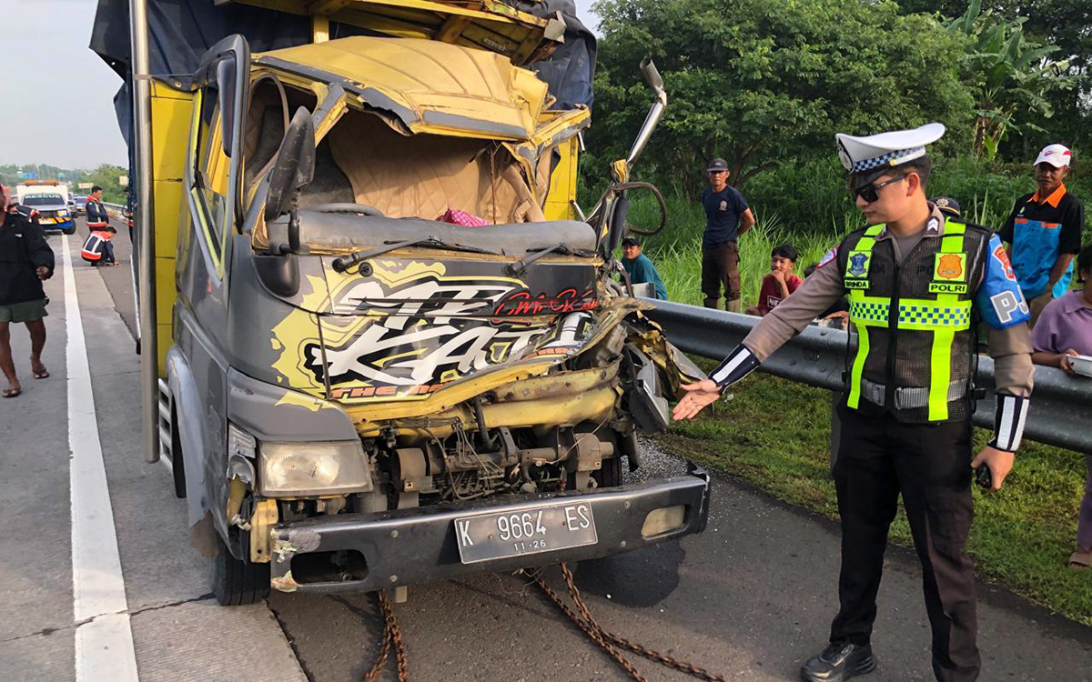 OLAH TKP: Petugas lantas saat melakukan olah TKP di KM 831/A Jalan Tol Paspro, Sabtu (24/1). Masuk Desa Muneng, Sumberasih, Probolinggo.