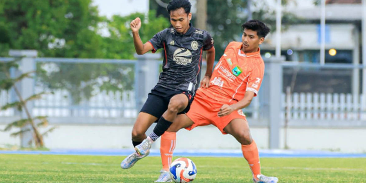 DIKAWAL KETAT: Winger Persekabpas Edy Wardan (oranye) berjibaku merebut bola dari pemain Persiba Bantul di lapangan Pasiran, Minggu (25/1) sore. Persekabpas akhirnya lolos ke perempat final