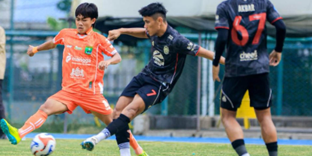 TANGGUH: Pemain Persekabpas berduel dengan pemain Persiba. Kedua tim akhirnya lolos ke babak perempat final.
