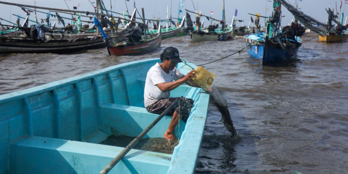 DARIPADA NGANGGUR: Selama libur melaut, nelayan di pesisir Pasuruan sementara banyak beraktivitas lain. Termasuk merawat perahu dan kapal.