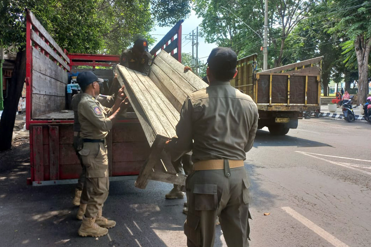 PENERTIBAN: Sejumlah meja yang ditinggalkan di sekitar Alun-Alun Kota Probolinggo diangkut Satpol PP Kota Probolinggo, Senin (26/1).