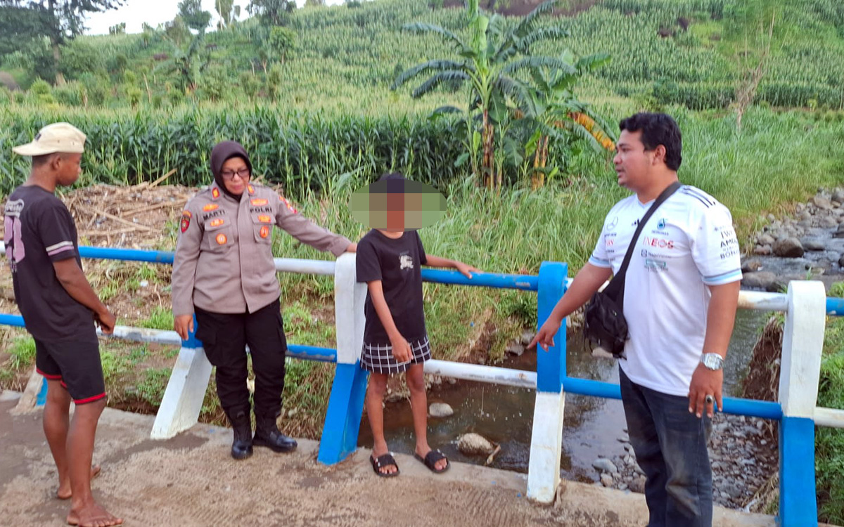 OLAH TKP: Kapolsek Lumbang bersama jajarannya sedang melakukan olah TKP pencurian motor bersama korban, Minggu sore (25 Januari).