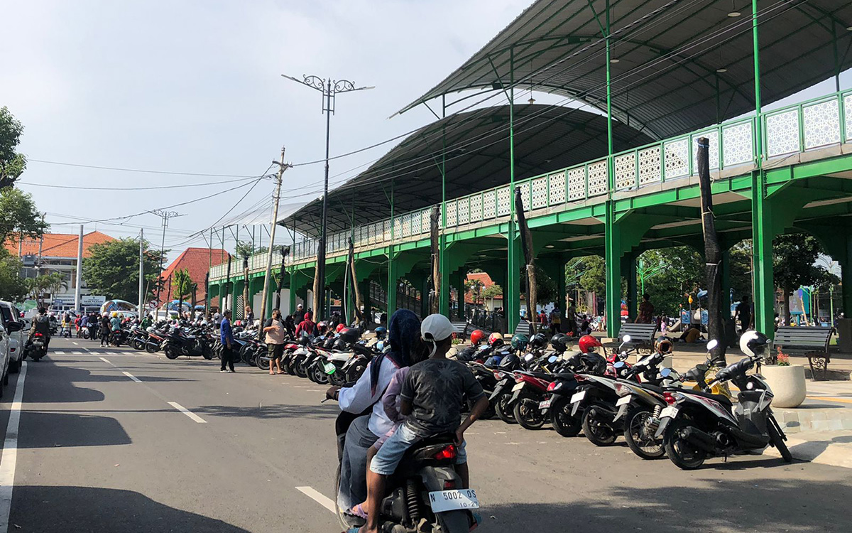 RAMAI: Sejumlah motor terparkir di Alun-Alun Kota Probolinggo sisi timur, tepatnya di Jalan Trunojoyo, Minggu (25/1). Di sinilah, motor korban Nurkholis Ali Zain, 22, diparkir pada Jumat (23/1) malam.