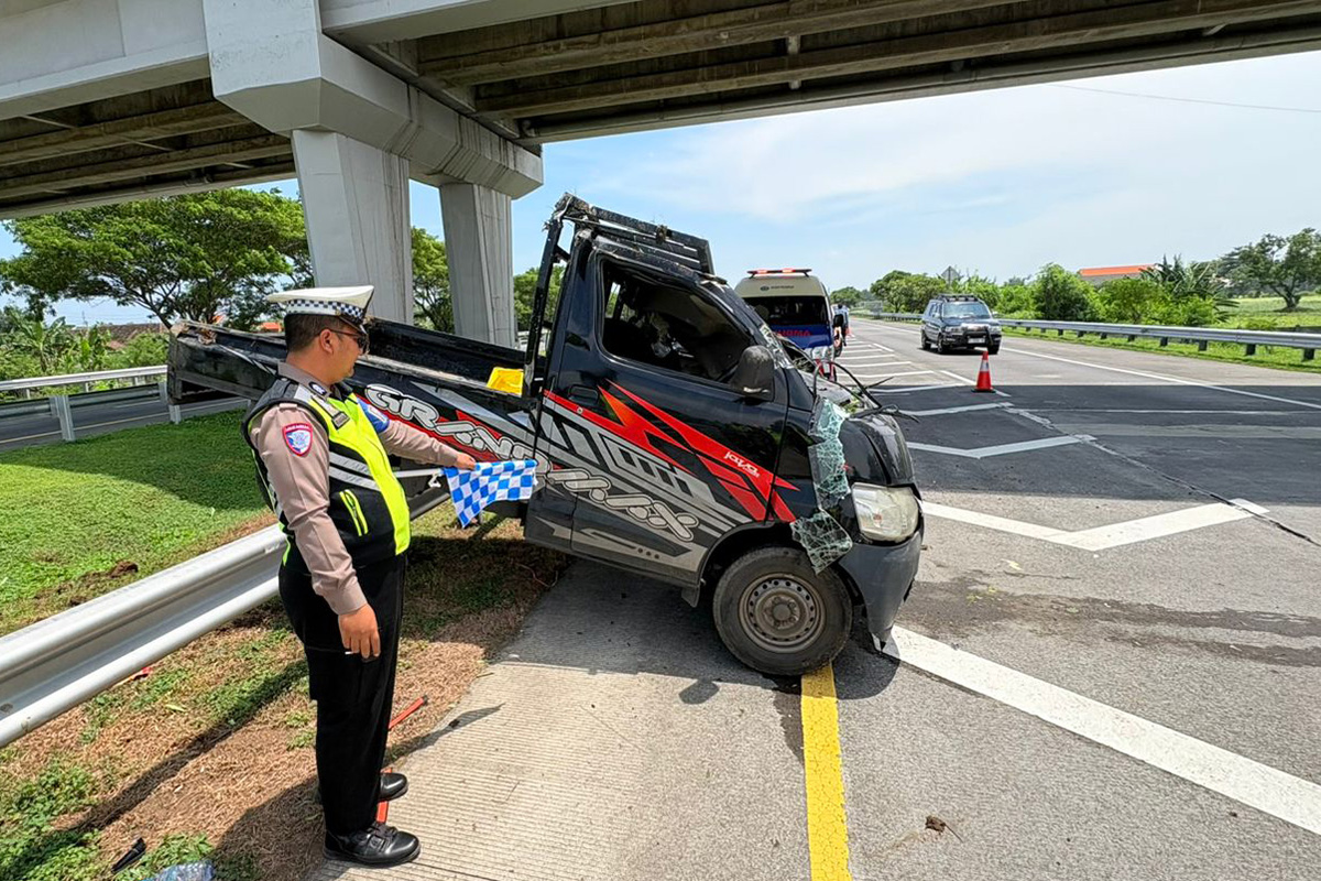 REMUK: Pikap yang dikemudikan Fatkhul rusak dan nangkring di guardrail setelah kecelakaan di Jalan Tol Gempol-Pasuruan, Kilometer 786.600.
