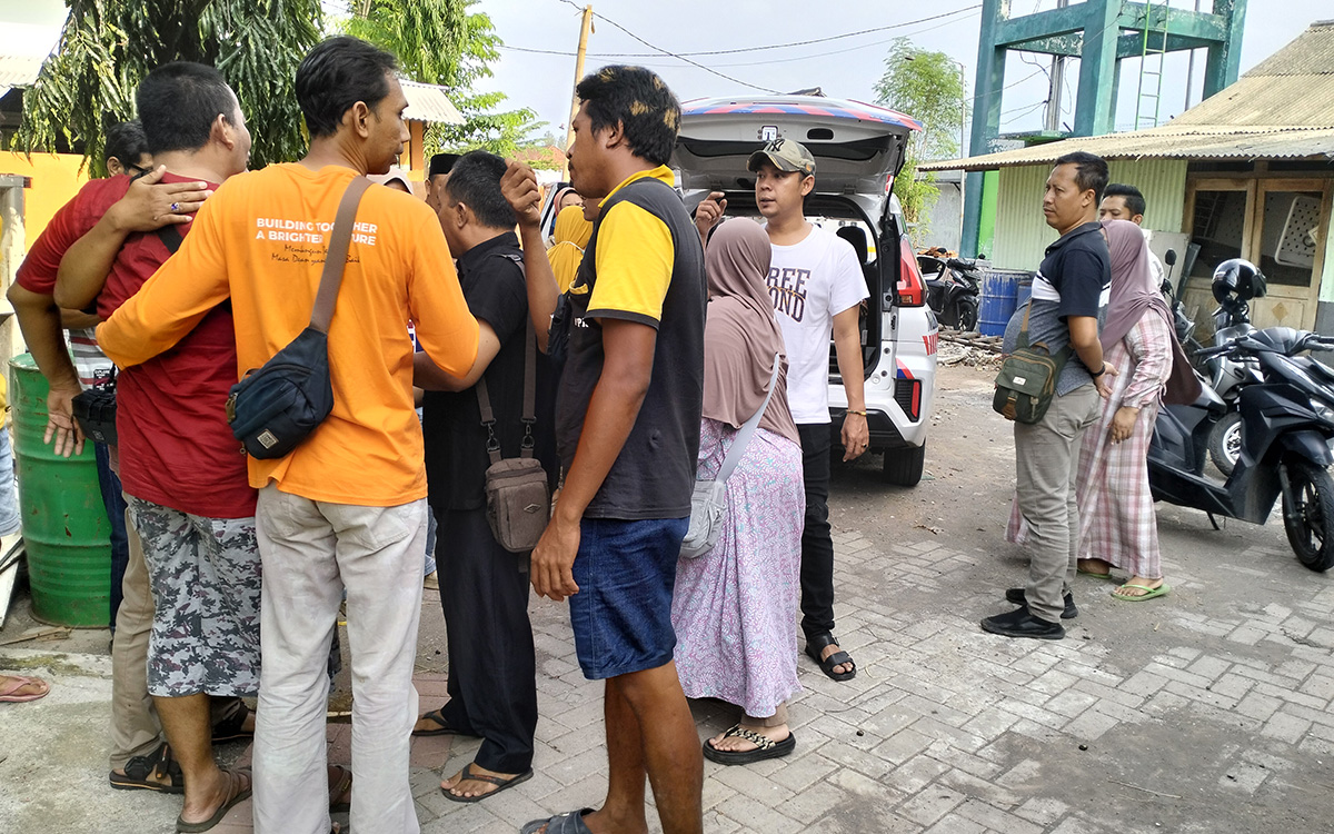 Keluarga korban tak kuasa menahan haru saat jenazah korban dievakuasi ke RSUD Waluyojati Kraksaan, (25/1).