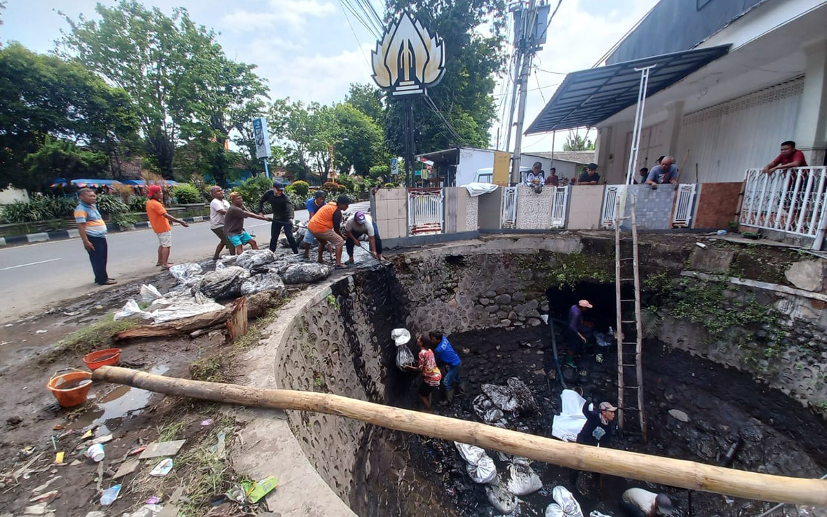 GOTONG ROYONG: Sejumlah warga tiga RT di RW 03 Kelurahan Wiroborang, Kecamatan Mayangan, Kota Probolinggo, kerja bakti membersihkan saluran sekunder irigasi.