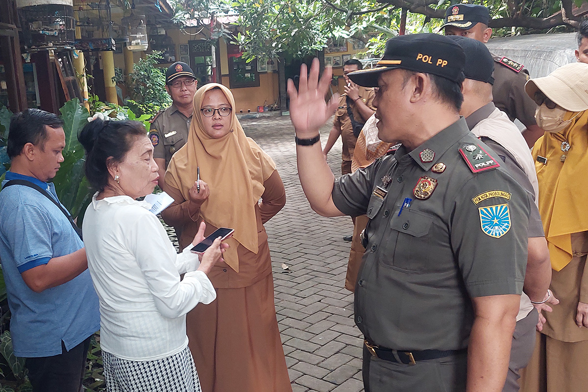 DITUTUP: Kasatpol PP Kota Probolinggo (kanan) saat memberikan pemahaman pada pemilik sebelum melakukan penutupan Homestay Hadi