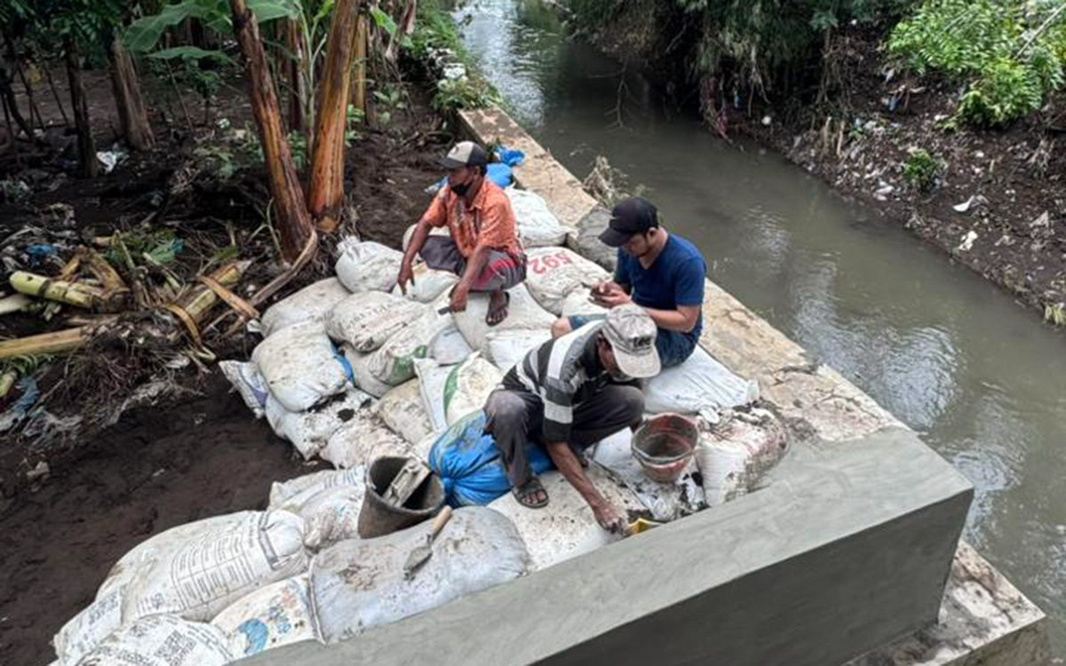 KERJA BAKTI: Sejumlah warga Desa Tambakrejo, Kecamatan Tongas, membangun lagi parapet yang rusak diterjang banjir. Parapet dibangun secara swadaya Minggu (25/1).
