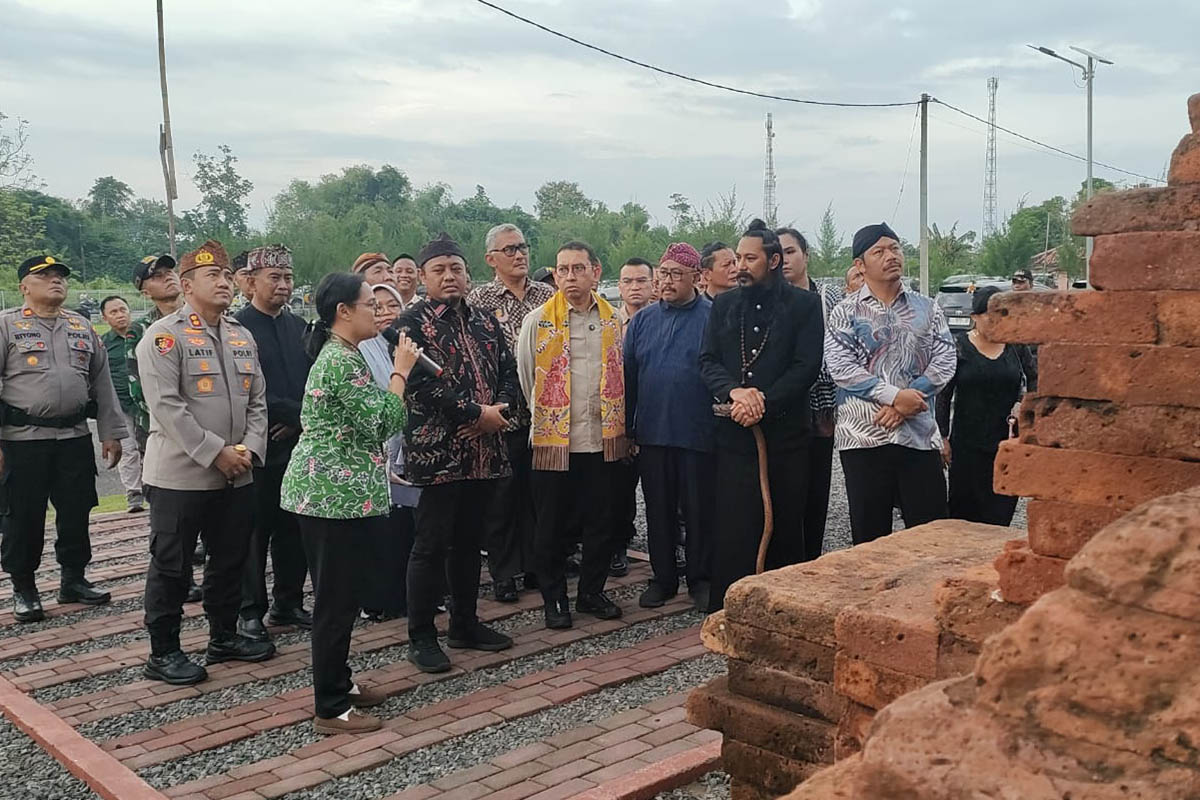 TINJAU: Menteri Kebudayaan Republik Indonesia Fadli Zon melakukan kunjungan kerja ke situs Cagar Budaya Candi Jabung yang berada di Desa Jabung Candi, Kecamatan Paiton, Kabupaten Probolinggo, Minggu