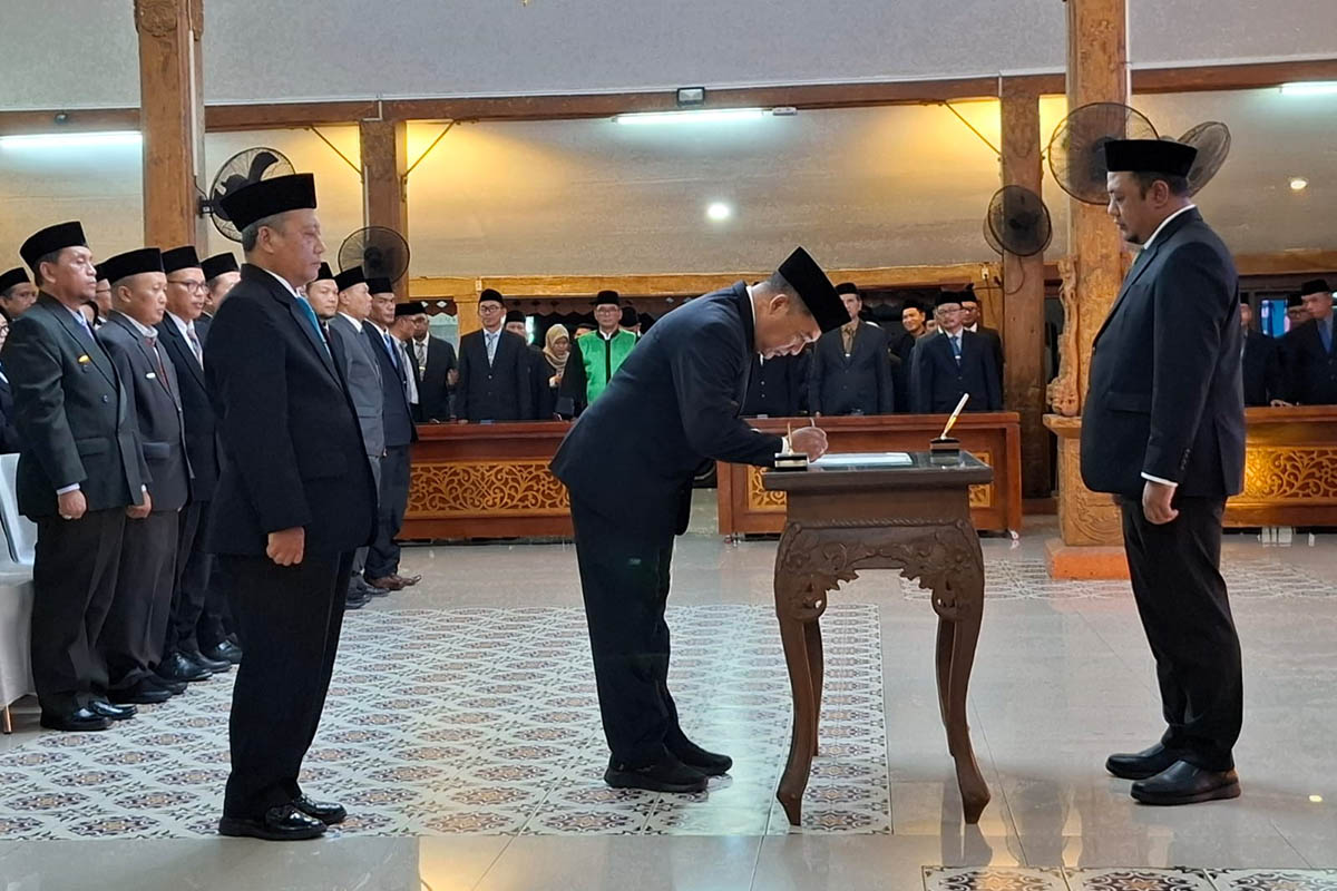 MALAM HARI:&nbsp;Sejumlah pejabat saat dilantik Senin (26/1) malam di pendapa.