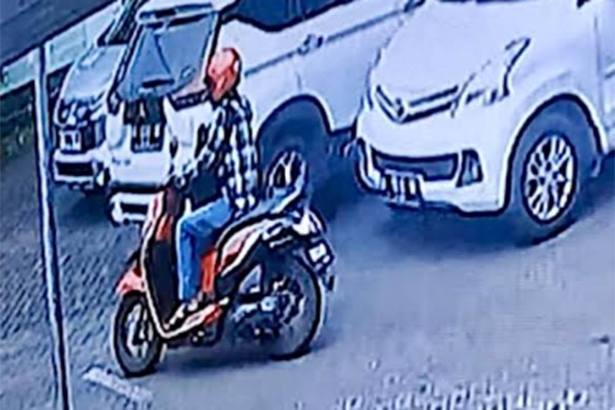 MERESAHKAN: Aksi Pelaku yang terekam CCTV saat mencuri motor guru di kantor Dinas Pendidikan dan Kebudayaan beberapa waktu lalu.