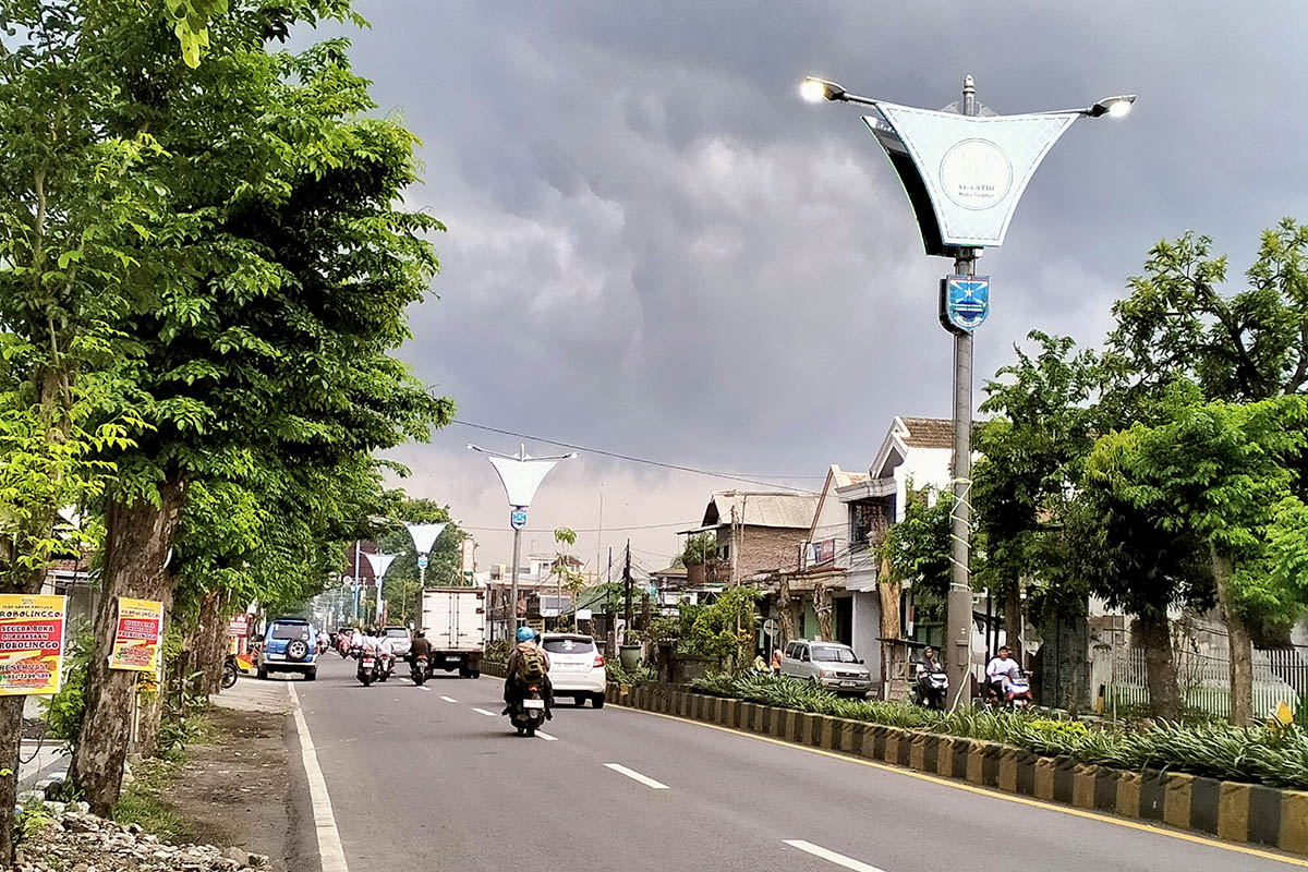 TERANGI JALAN: Lampu median jalan di Panglima Sudirman, Kraksaan tampak cantik dan kokoh. Keberadaan PJU masih menjadi perhatian Dishub Kabupaten Probolinggo.