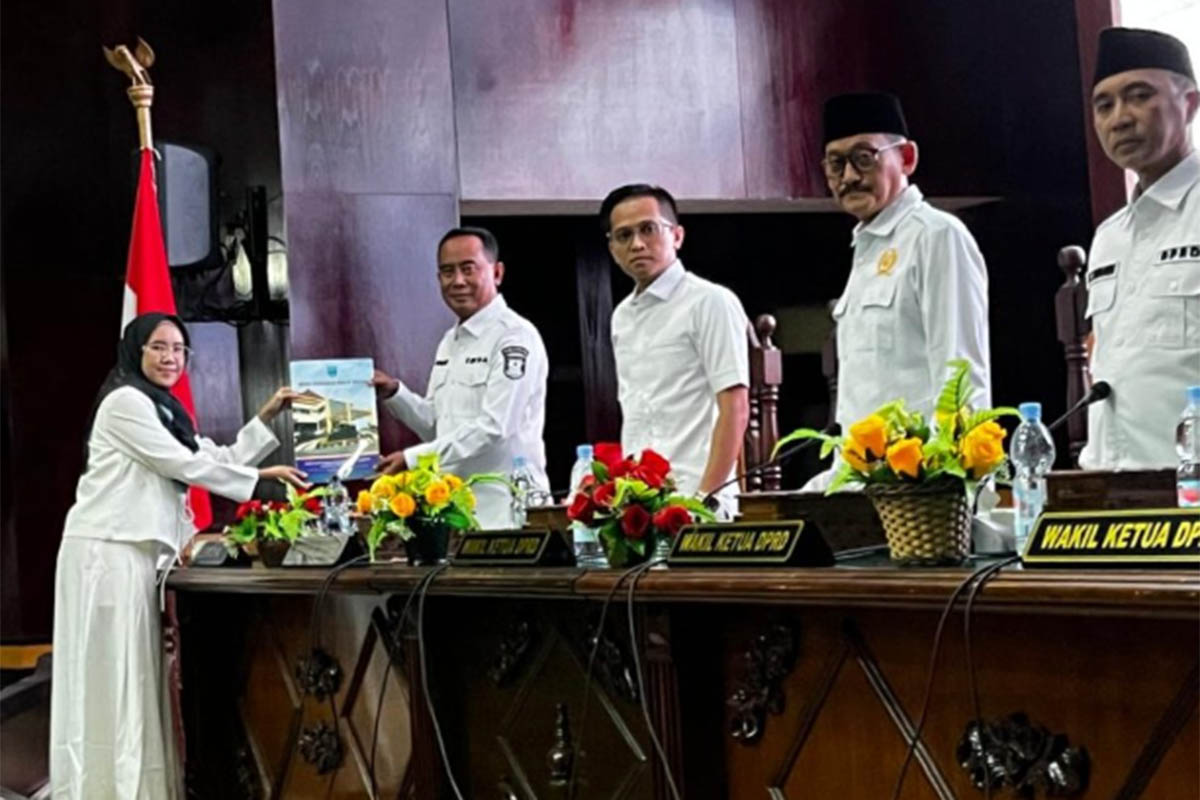 Salah satu anggota DPRD dari fraksi Gerindra saat menyerahkan pemandangan umum fraksi tentang perubahan struktur organisasi dan tata kerja