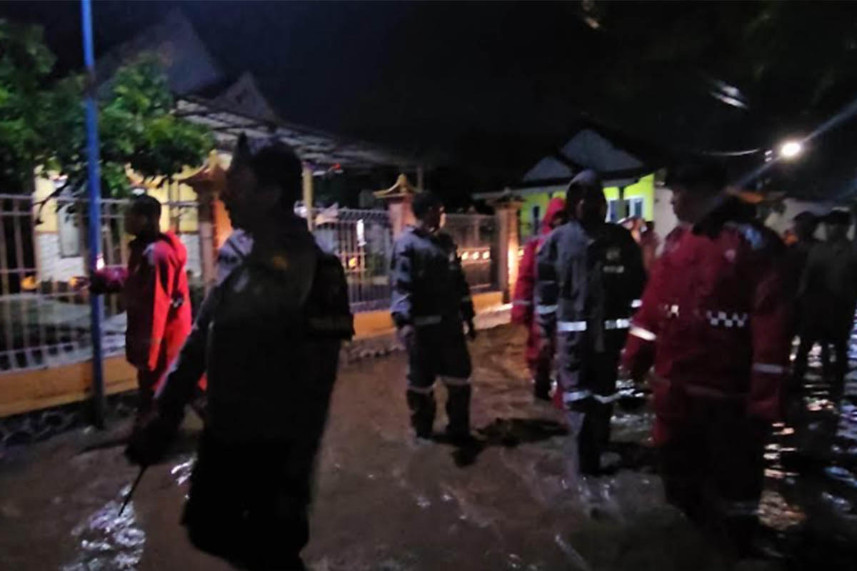 TURUN LANGSUNG: Personel Polres Probolinggo bersama jajaran Polsek jajaran melakukan evakuasi dan pengamanan di lokasi banjir.