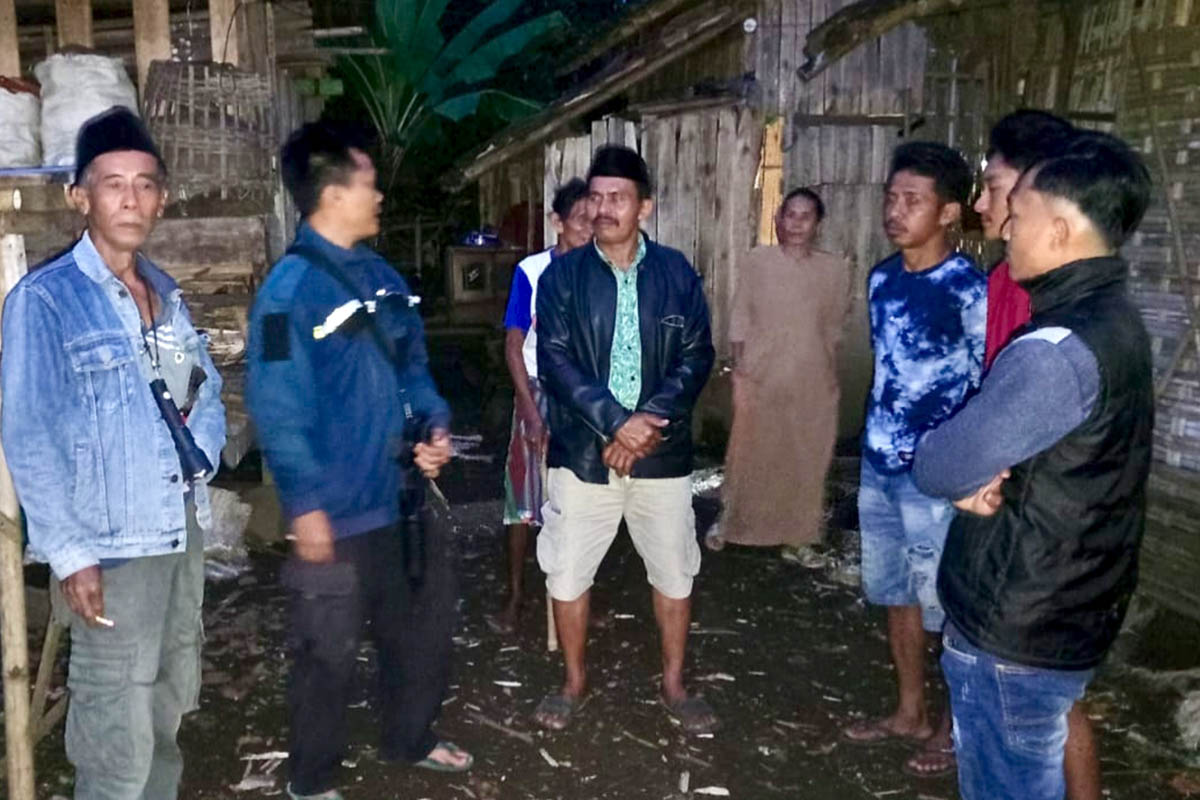 SINERGI: Anggota Polsek Banyuanyar bersama warga dan perangkat Desa Gading Kulon bersinergi melakukan pencarian sapi.