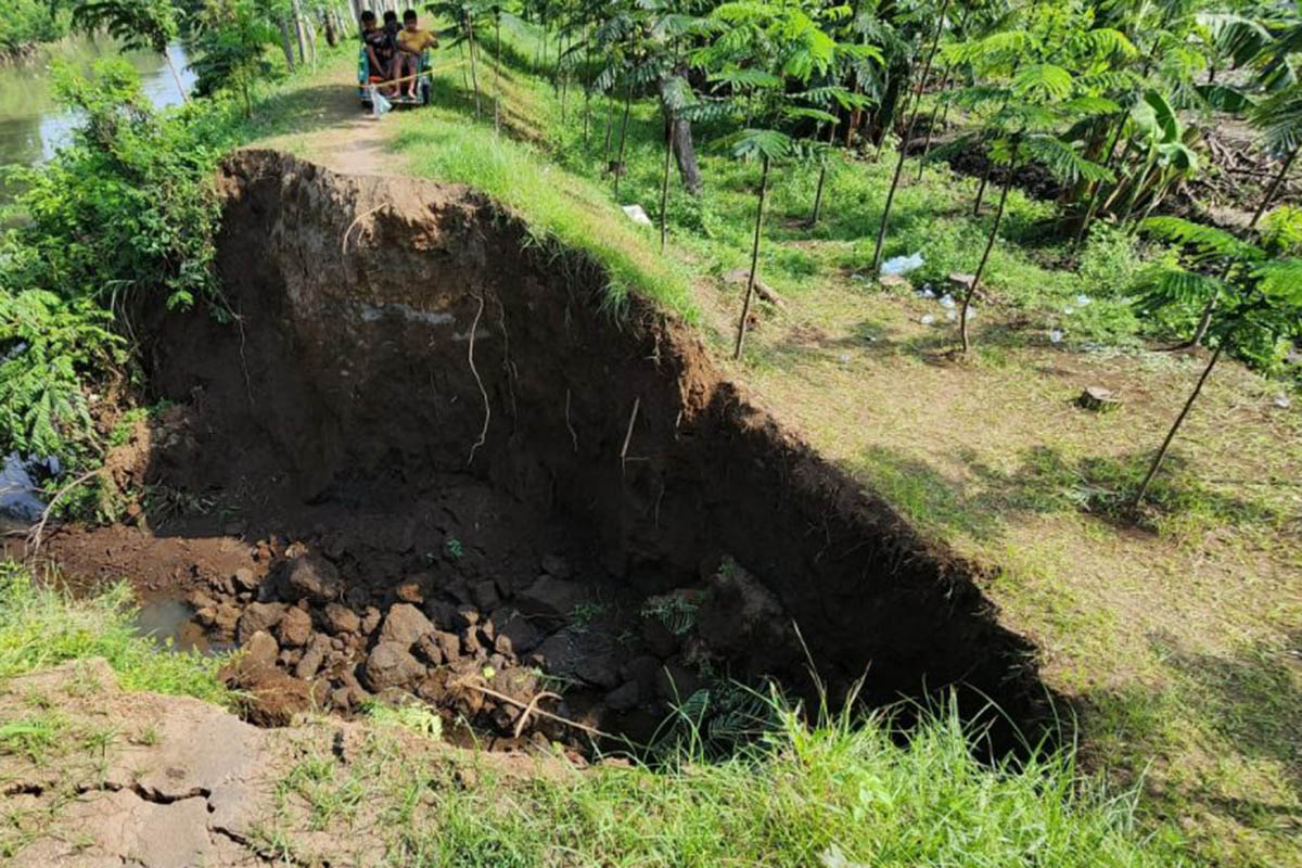 PERLU PENANGANAN SEGERA: Tanggul yang jebol di Ssungai Sukokerto, Pajarakan.