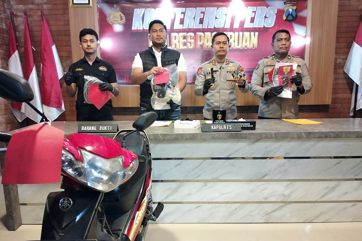 BEBERKAN: Kapolres Pasuruan AKBP Agung Harto Cahyono saat menunjukkan barang bukti yang berhasil disita dari kasus pencurian kendaraan bermotor.