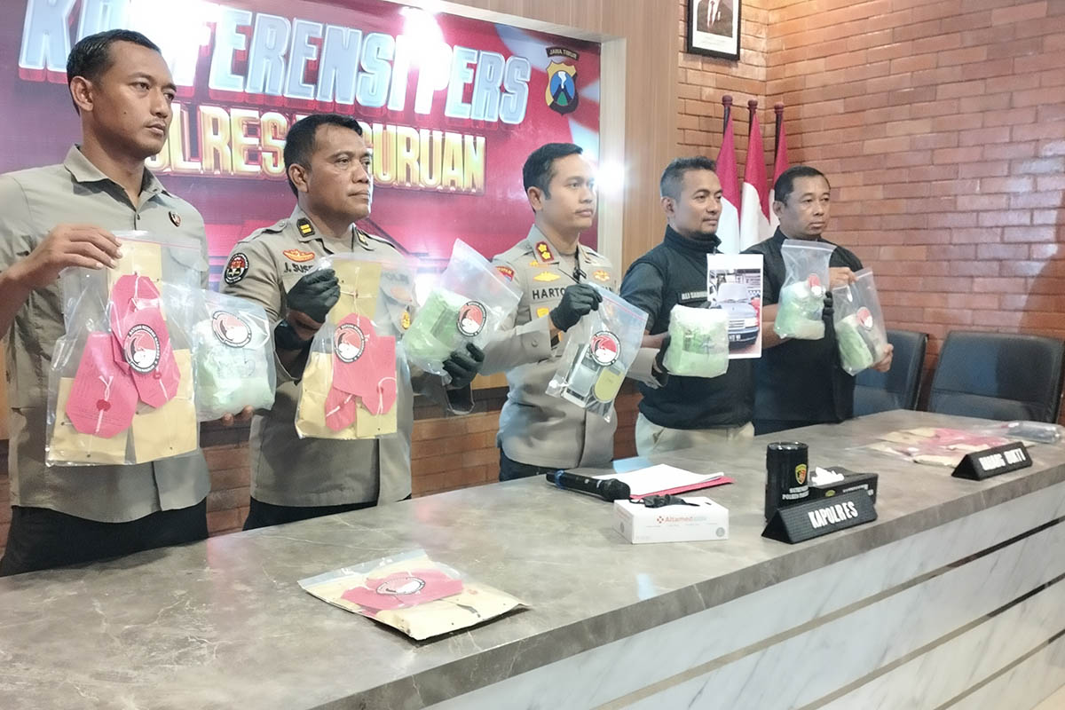 TANGKAPAN BESAR: Kapolres Pasuruan AKBP Harto Agung Cahyono (tengah) menunjukkan barang bukti sabu lima kilogram saat konfrensi pers di Mapolres Pasuruan, Selasa