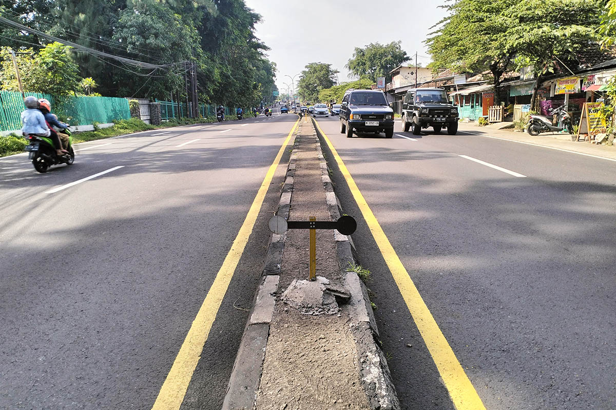 MENYALA: Keberadaan reflektor yang dipasang di jalan Surabaya-Malang, Purwodadi, Kabupaten Pasuruan. Hal ini difungsikan, untuk membantu pengendara saat melintas agar tidak sampai menabrak median.