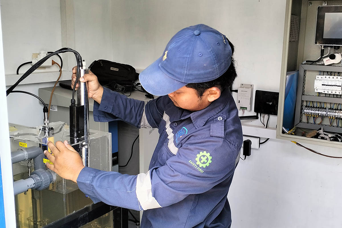 PENGECEKAN: Petugas saat melakukan monitoring terhadap alat yang dipasang.
