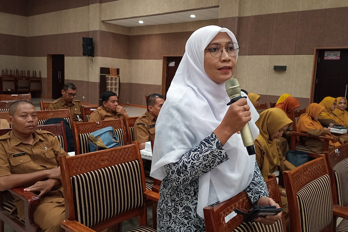 SAMPAIKAN MASUKAN: Perwakilan dari Ikatan Bidan Indonesia Kabupaten Probolinggo Ika Agustina memberi usulan dalam diskusi panel.