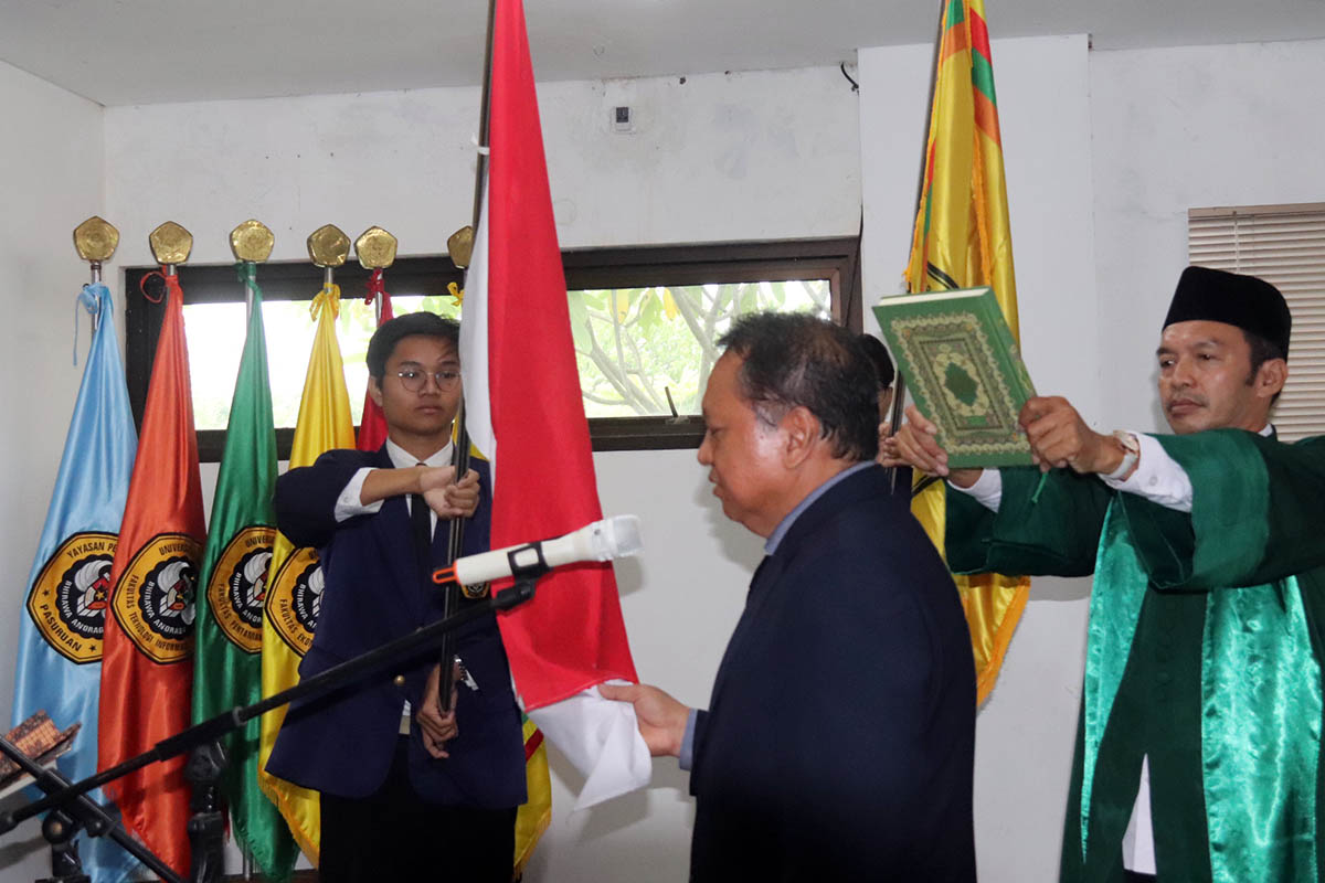 PENGAMBILAN SUMPAH: Dr. Muhammad Misdram S.Kom., M.M.,M.Kom sebagai Rektor baru Universitas Merdeka Pasuruan saat mengambil sumpah.