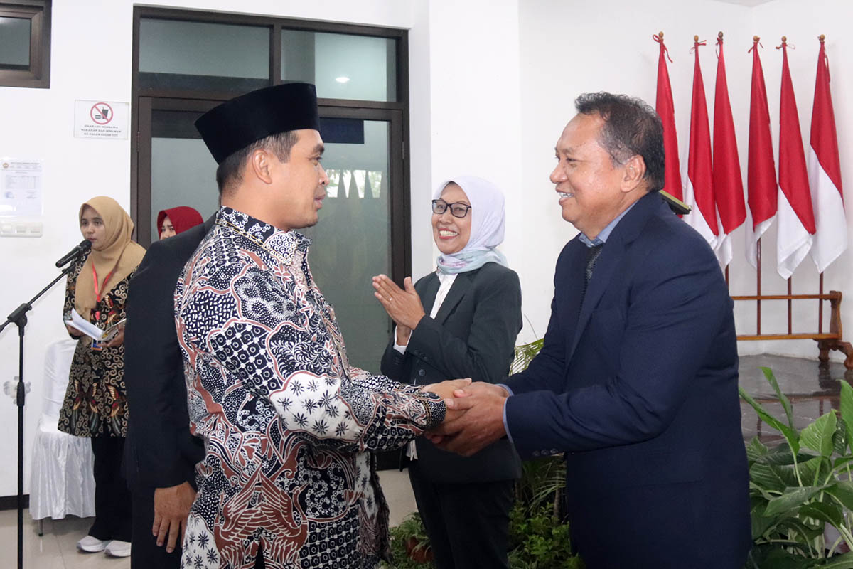 SIAP MELANJUTKAN:&nbsp;Rektor Unmer Dr. Muhammad Misdram S.Kom., M.M.,M.Kom bersama dengan eks Rektor, Dr.&nbsp;Ir.&nbsp;Sulistyawati&nbsp;M.P.